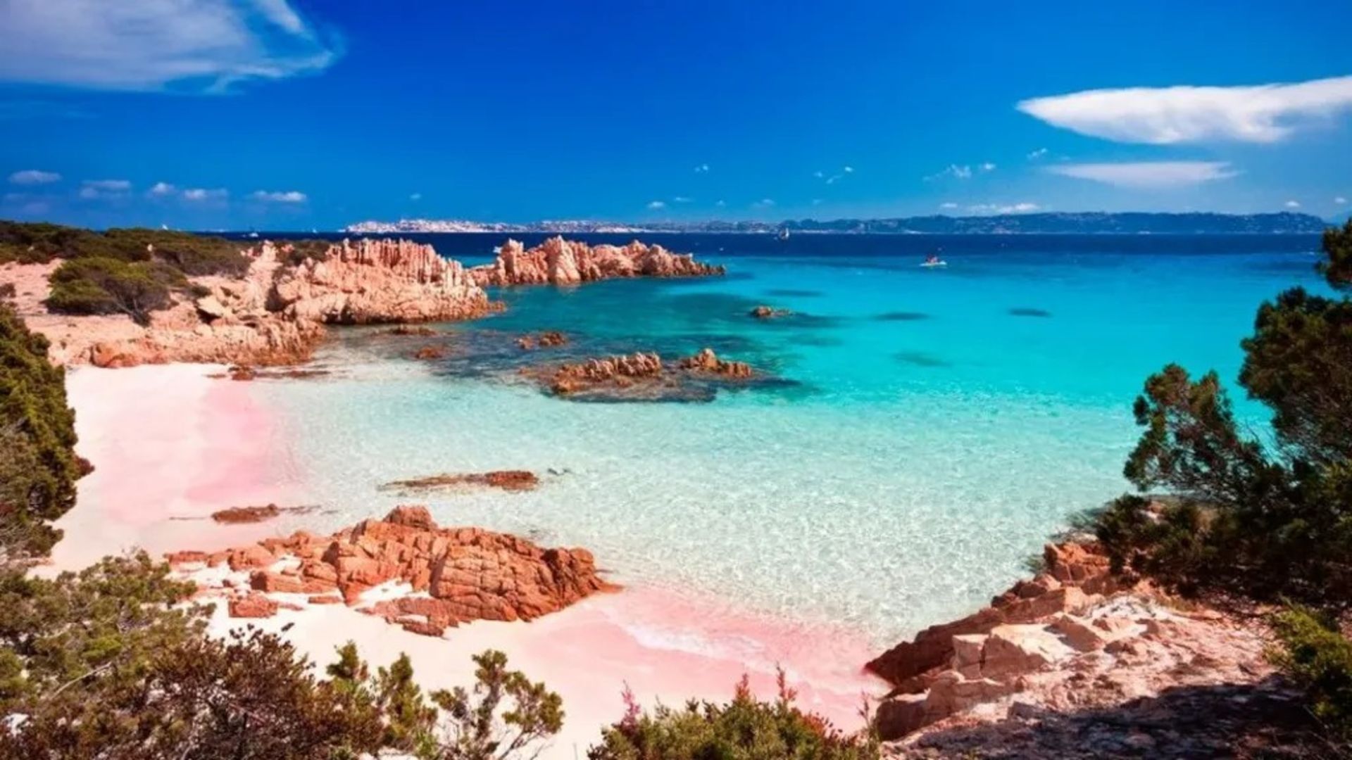 جزیره‌ای با ساحل صورتی‌رنگ